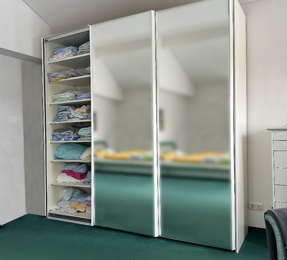 Image 1 of Slaapkamerkast met spiegel en 3 schuifdeuren, zwevend