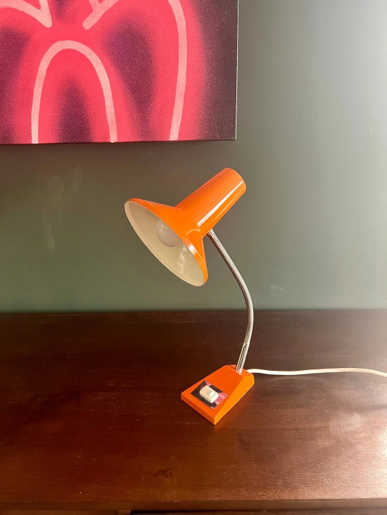 Original Mid Century SIS Table Lamp, 1960s/70s, Witch's Hat Gooseneck Lamp in Vibrant Orange. – Chrome (photo 2 of 7)