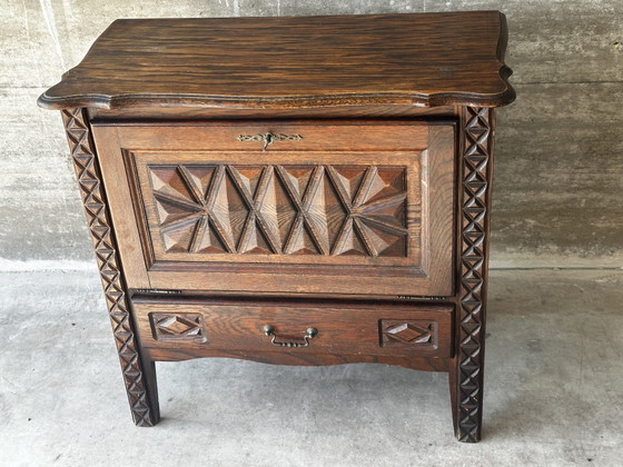 Pequeño armario de almacenamiento de roble tallado – Circa 1930 – Fabrication Artisanale debut XX e s (photo 2 of 15)