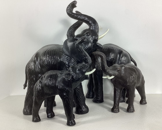 Image 1 of Ensemble de 4 éléphants vintage en cuir des années soixante
