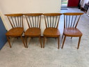 Set van 4 vintage Mid-Century spindle-back eetkamerstoelen – ca. 1962