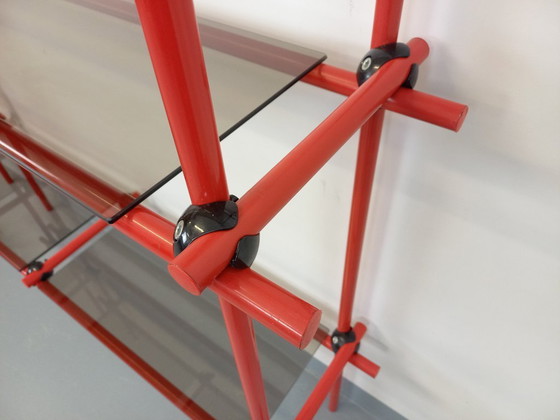Image 1 of Vintage Italiaanse Bauhaus-boekenkast van rood metaal en rookglas uit de jaren 70.