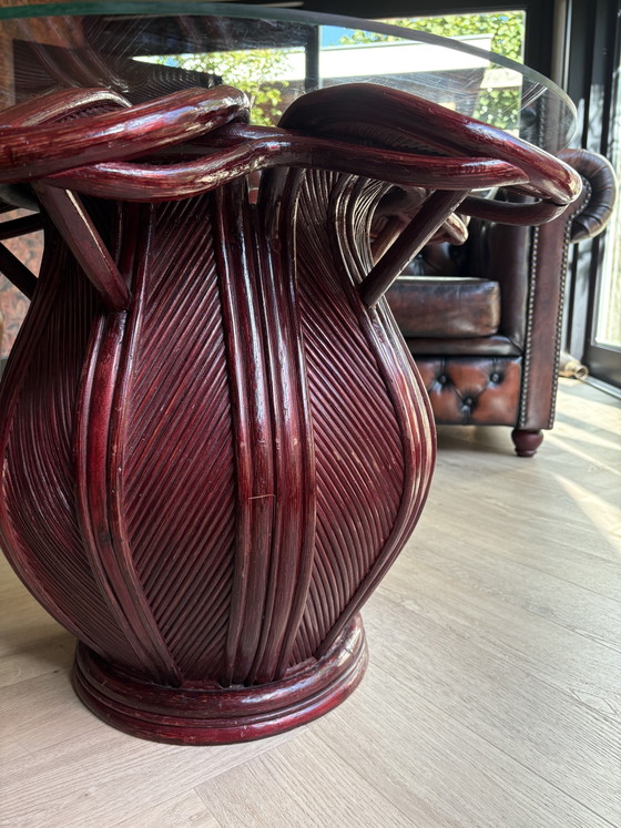 Zeldzame vintage salontafel van potloodriet met 'Lotus'-design – originele bordeauxrode lak uit de jaren 70 (photo 3 of 7)