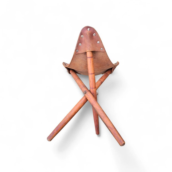 2 x Bijpassende Vintage Bewerkt Lederen Driepoot Stoel / Campingstoel – Klapstoelen (photo 13 of 17)