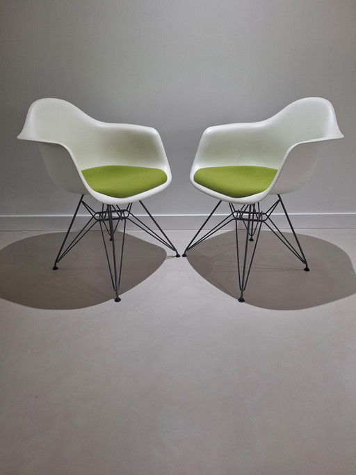 4x Vitra Eames Dar Wit