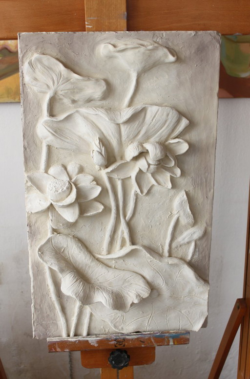 Bajorrelieve con flores. Relieve con flores. Flores en relieve. Escultura de flores. Flores esculpidas. Cuadro de flores. Adorno