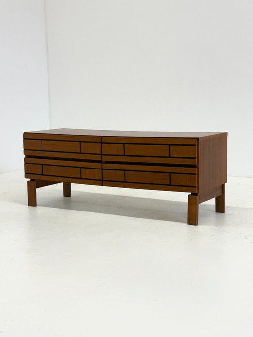 Aparador bajo italiano de madera con líneas gráficas negras