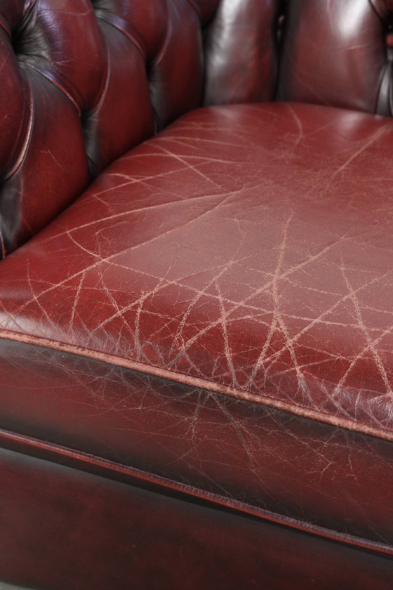 Schicker, gelebter englischer Chesterfield Club-Sessel in zeitlosem Rot – Leather, Klassiek (photo 12 of 13)