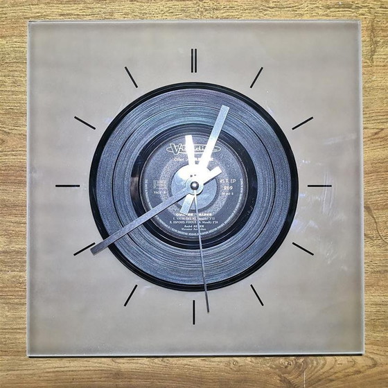 Image 1 of Vintage Clock / 45 T Vinyl / Original home decoration