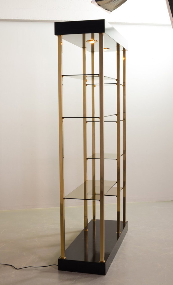 Image 1 of Scaffale Belgo Chrom Hollywood Regency in stile laccato nero, placcato oro 20 carati con vetro fumé. Belgio, anni '70.