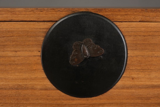 Image 1 of Antieke Japanse kist met vlindervormige 蝶 (chô)-sluitingen.