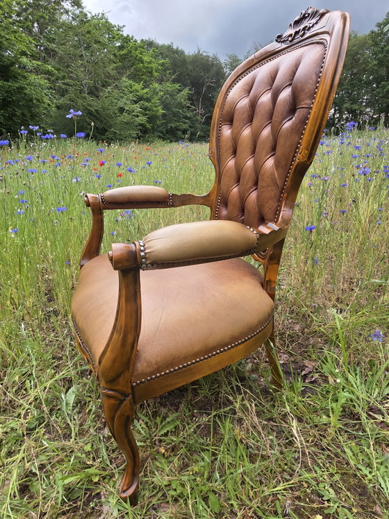 Image 1 of Klassieke vintage leren fauteuil met houten frame