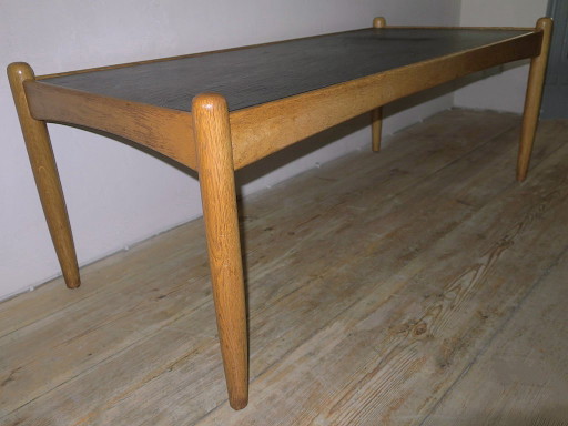 Salontafel van massief eikenhout en leisteen uit het midden van de 20e eeuw, ontworpen door Eric Merthen, Zweden, jaren 60.