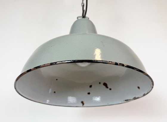 Lámpara colgante industrial de esmalte gris, década de 1960. – Lámparas colgantes, Iron (photo 8 of 17)