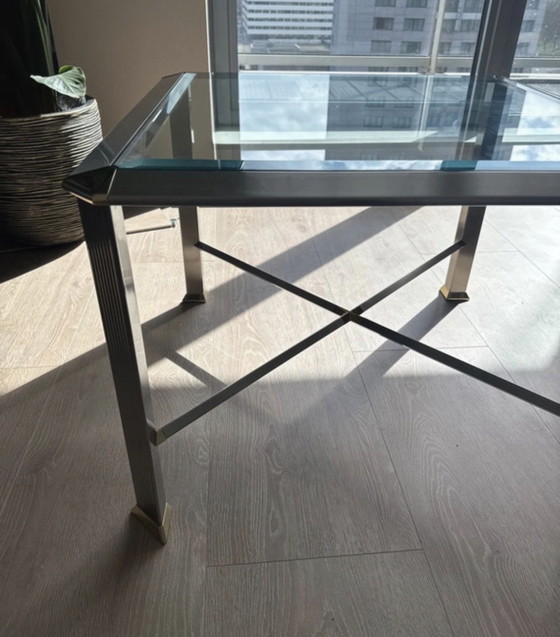 Image 1 of Elegante tavolino da caffè con struttura in cromo/argento e dettagli dorati (H: 47 cm
L: 67 cm
P: 67 cm)

