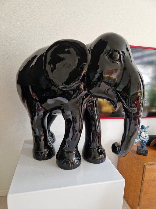 Lucky Luxe : Statue d'éléphant noir brillant avec breloque dorée