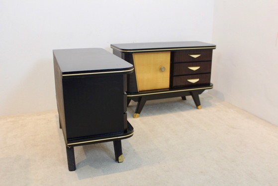 Paire de Tables de nuit hollandaises caractéristiques en bois, années 1950, Verre, Laiton (photo 9 sur 10)