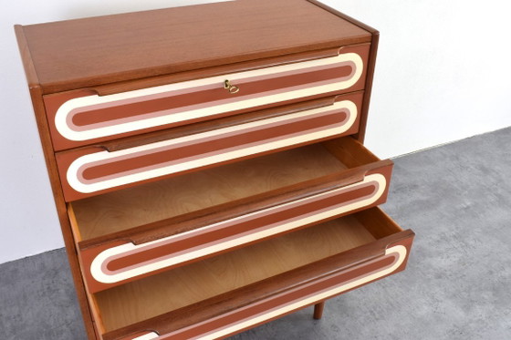 Cómoda de teca pintada a mano con estilo Op Art de mediados de siglo, década de 1960. – Wood (photo 16 of 17)