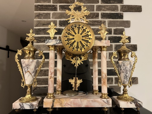 French Pendulum Clock Set of Pink Onyx and Gilded Bronze – 3-Piece – France, ca. 1900 – klokken, Marble (photo 2 of 13)
