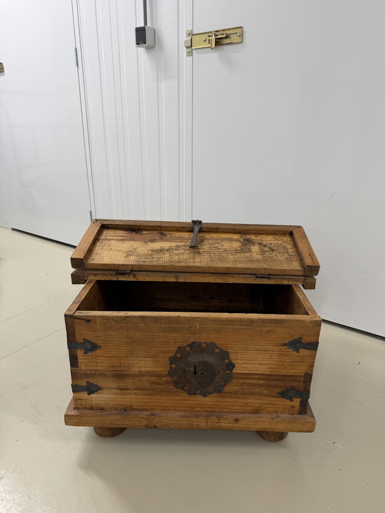 Image 1 of Mexican pine coffee table / storage chest