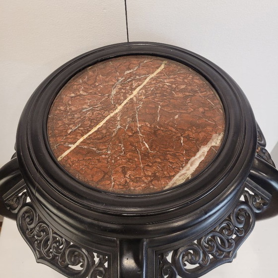 Image 1 of Petit guéridon/table d'appoint, en bois ébénisé et sculpté et en marbre, dynastie Qing, vers 1900 – Chine