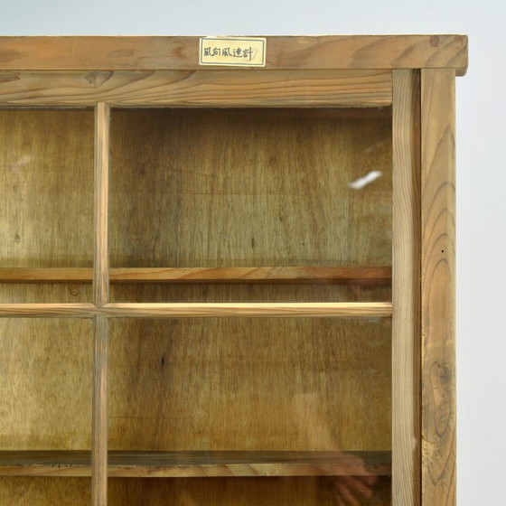 Japanese display cabinet, circa 1950 – Glass, Metal (photo 12 of 16)