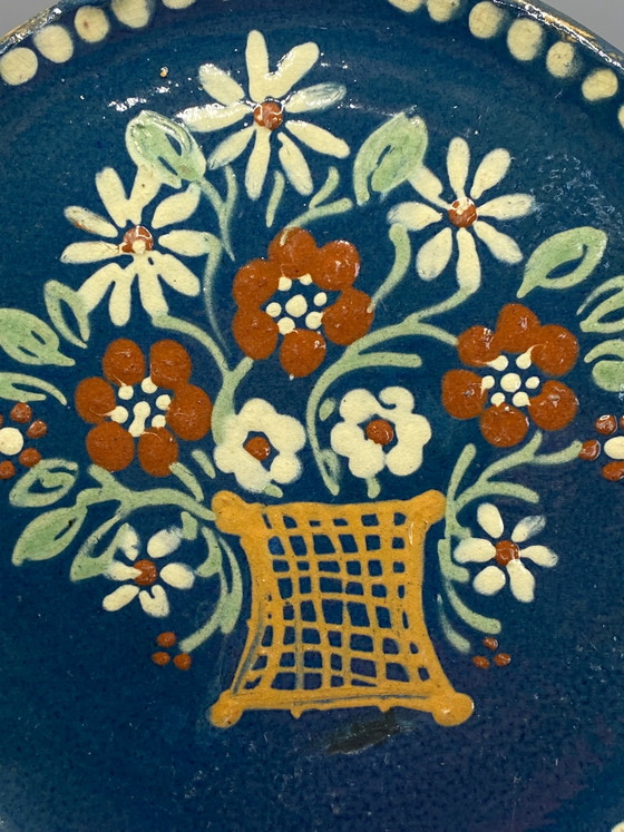 Plato de pared grande de cerámica esmaltada con cesta floral. – Loza, Ceramic, Mid Century Modern (photo 2 of 6)