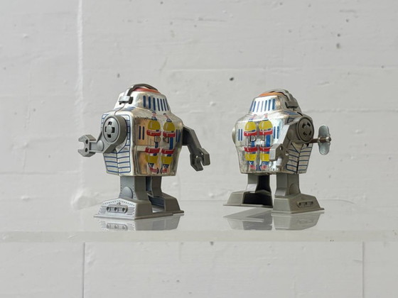 Image 1 of Set di 2 robot argentati a carica manuale, prodotti da Yon, Giappone, anni '60.