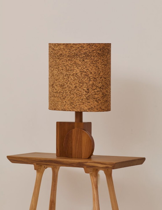 Image 1 of Par de lámparas artesanales de roble macizo con pantallas de corcho, circa 1970