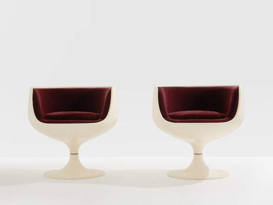 Image 1 of Eero Aarnio paar cognackleurige stoelen van glasvezel en alpacafluweel, 1967