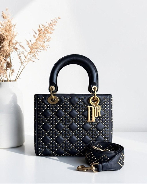 DIOR LADY MEDIUM FLAP - MET STUDS, CANNAGE-PATROON, ZWART, GOUDEN BESLAG