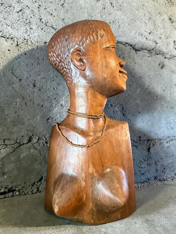 Image 1 of Wunderschöne, große, handgeschnitzte Holzbüste einer weiblichen Figur im afrikanischen Stil, aus der Zeit um 1960.