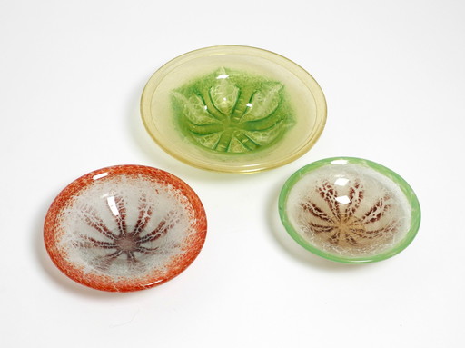 Trois beaux grands bols en verre colorés des années 1930 de Karl Wiedmann pour WMF Ikora | ø30, ø27,5 & ø24