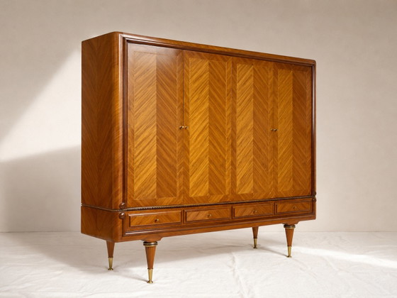 Vintage houten kledingkast met 4 deuren, chevronpatroon, spiegel en gouden poten. – Kledingkasten, Wood (photo 3 of 7)