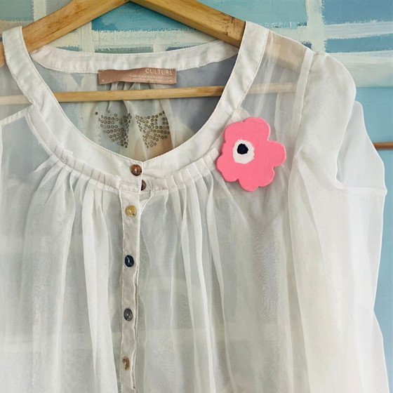 Image 1 of Broche en bois faite à la main, inspirée de Marimekko, coquelicot rose