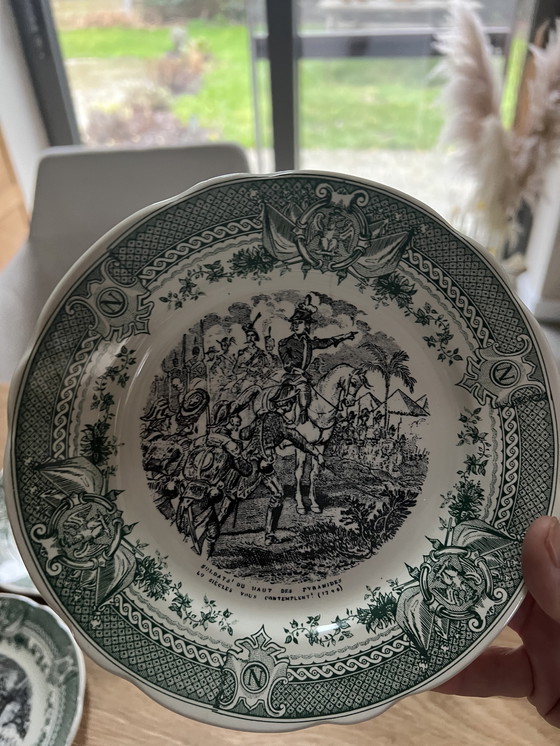 Image 1 of Set aus französischem Sarreguemines-Transfergeschirr und napoleonischen Tafeln.