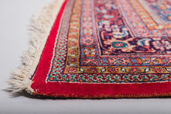 Image 1 of  Alfombra Geométrica Bijar Rojo Oscuro con Borde y Medallón