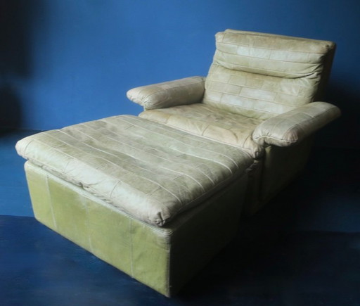 Patchwork olijfgroene leren fauteuil en voetenbank van Laauser, jaren 70. – Leather