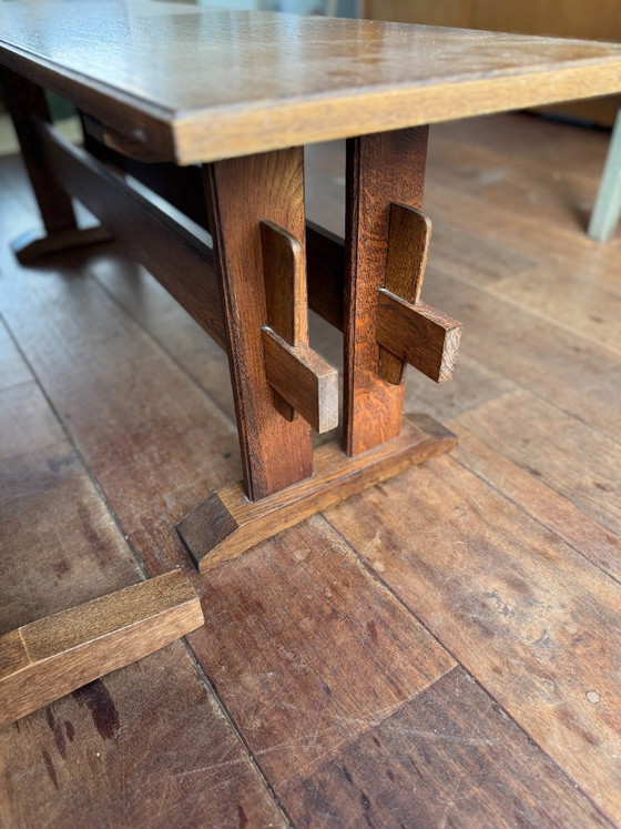 Image 1 of Tavolo da pranzo in legno con due panche abbinate.