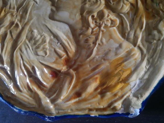 Image 1 of Dekorativer Keramikteller im Majolika-Stil des Jugendstils mit 3D-Relief