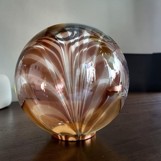 Image 1 of Portugese Art Deco revival hanglamp met bruine, handgeblazen glazen bol in spiraalvorm van Marinha Grande, jaren 60.