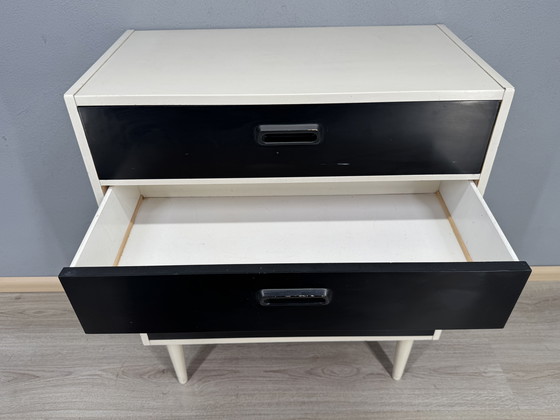 Image 1 of Vintage ladekast in zwart-wit contrast