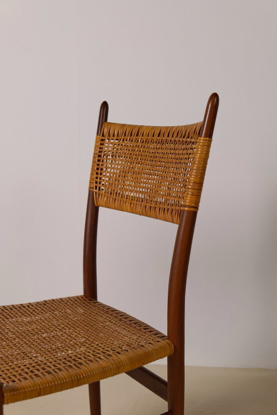 Image 1 of Set van 4 Italiaanse eetkamerstoelen van teakhout en rotan.