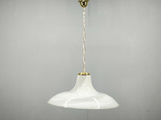 Lámpara colgante de cristal de Murano italiano de los años 70 con diseño de remolino y latón (photo 11 of 11)
