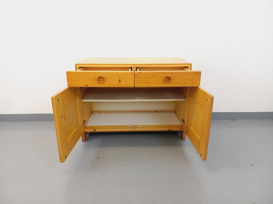 Image 1 of Meuble de rangement Charlotte Perriand Les Arcs vintage en pin des années 60 70