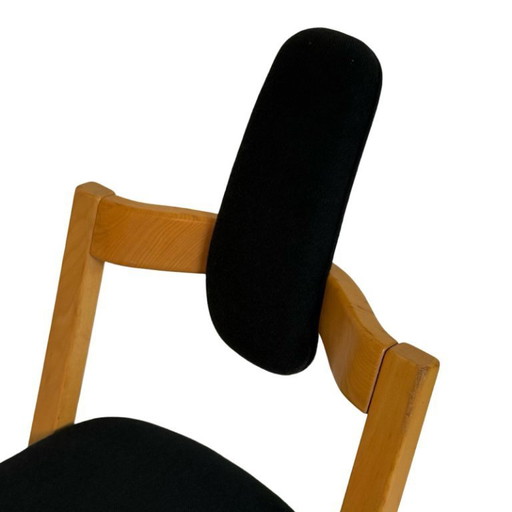 Peter Opsvik - Stokke - Pendulum - Ergonomisch gevormde schommelstoel - Zwarte stoffen bekleding en houten frame