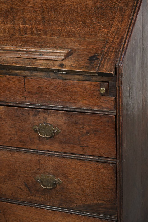 Image 1 of Prachtig antieke Engelse eikenhouten secretaire uit begin 18e eeuw met een mooi, sierlijk en elegant gebogen interieur