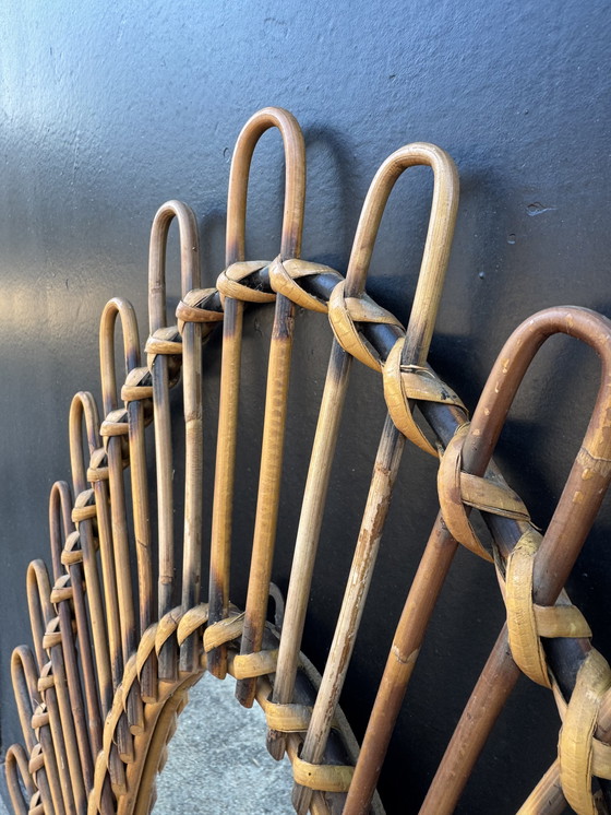 Image 1 of Specchio in rattan a forma di mandorla degli anni '60