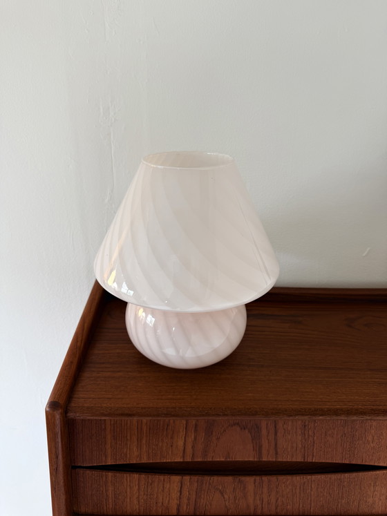 Image 1 of Lampe champignon vintage en verre de Murano, motif tourbillonnant, années 70