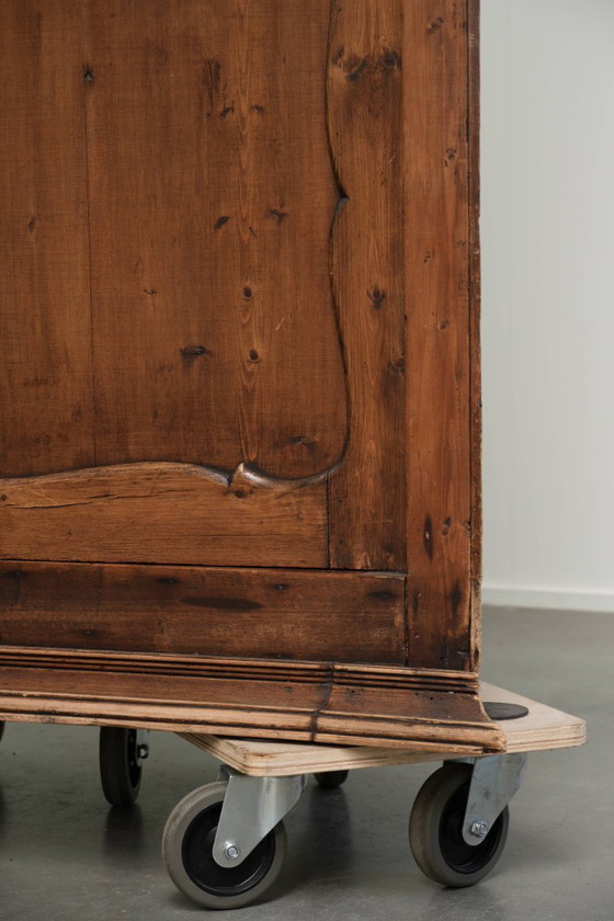 Belle armoire d'angle hollandaise pratique en vieux pin avec de beaux détails et une très belle patine (photo 11 of 12)